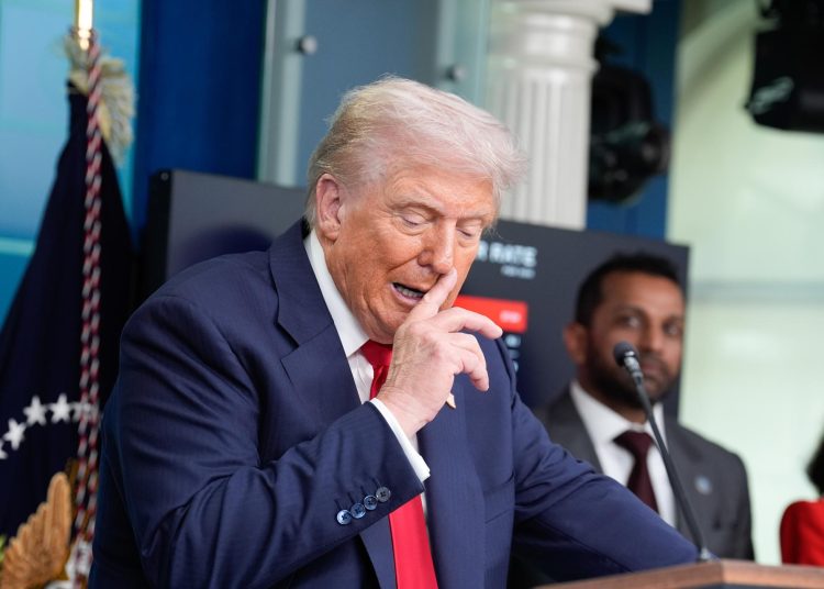 Trump exige a Israel que deje de bombardear Gaza para negociar la salida de los rehenes | FOTO EFE