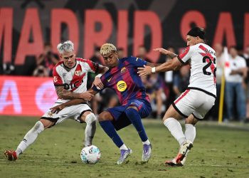 El defensa del Rayo Vallecano Josep Chavarría (i) lucha con Lamine Yamal (c), del FC Barcelona