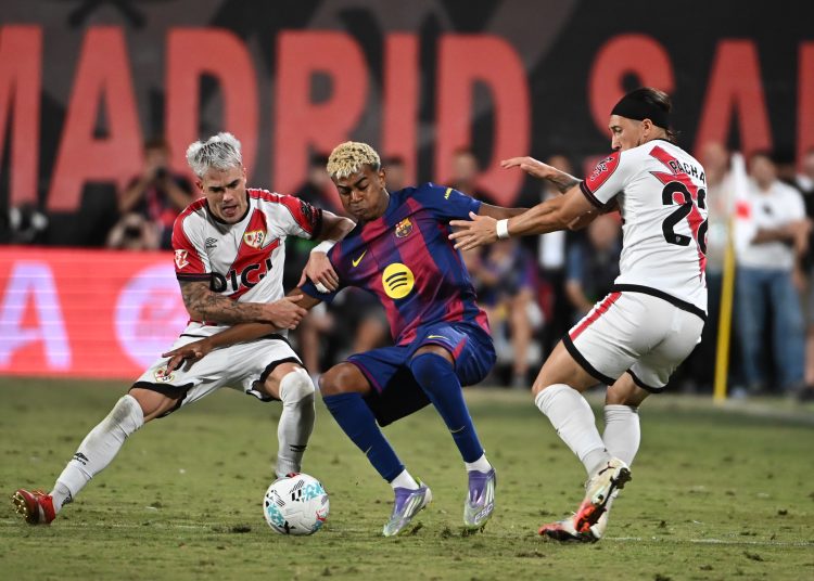 El defensa del Rayo Vallecano Josep Chavarría (i) lucha con Lamine Yamal (c), del FC Barcelona