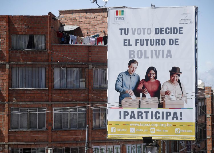Fotografía que muestra una valla publicitaria del Tribunal Electoral Departamental este jueves, en La Paz (Bolivia). EFE/ Rodrigo Sura