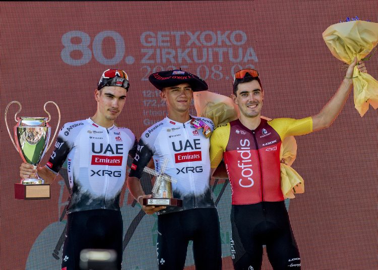 Getxo (Bizkaia), 03/08/2025.- El mexicano Isaac del Toro (c), del equipo UAE Emirates, en el podio como vencedor del 80 Circuito de Getxo-Memorial Hermanos Otxoa, junto al segundo clasificado, su compañero de equipo el barcelonés Juan Ayuso (i), y el tercer clasificado, el corredor guipuzcoano del Team Cofidis, Alex Aranburu (d), este domingo en Getxo (Bizkaia).-EFE/ Javier Zorrilla