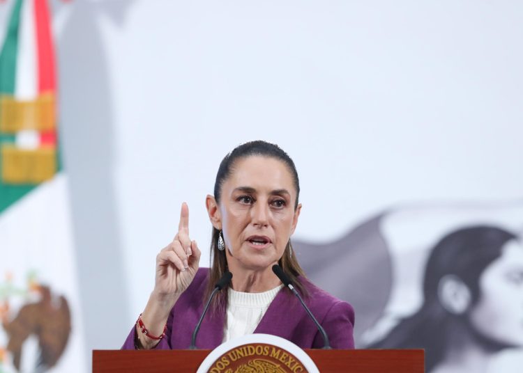 La presidenta de México, Claudia Sheinbaum, habla durante una rueda de prensa este jueves, en el Palacio Nacional. EFE/ Mario Guzmán