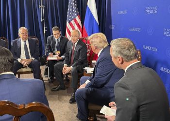 Trump y Putin comienzan su reunión acompañados de sus delegaciones a puerta cerrada
