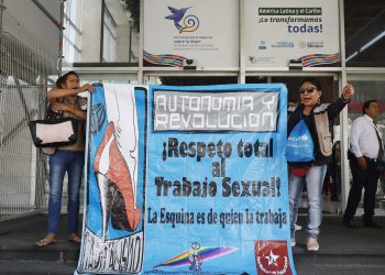 Trabajadoras sexuales protestan afuera de la Conferencia Regional sobre la Mujer