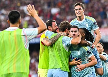 Juventus' Dusan Vlahovic (C) celebrates with his teammates after scoring the 0-1 goal during