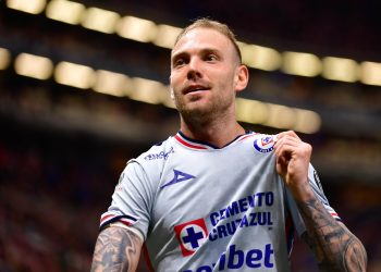 La Máquina de Cruz Azul derrotó 1-2 a las Chivas del Guadalajara este sábado en el Estadio Akron