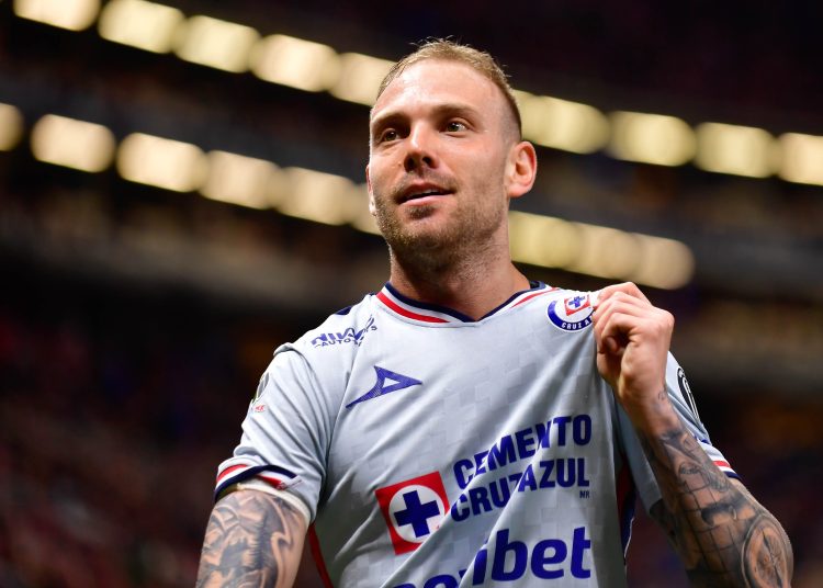 La Máquina de Cruz Azul derrotó 1-2 a las Chivas del Guadalajara este sábado en el Estadio Akron