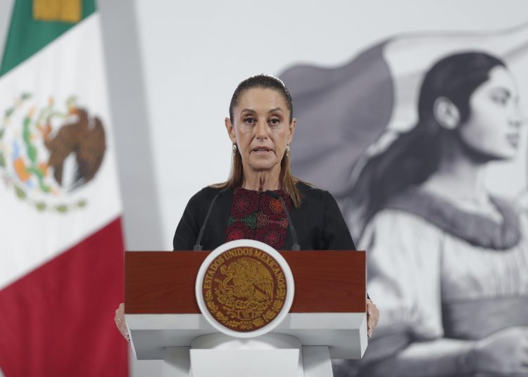 La presidenta de México, Claudia Sheinbaum, participa durante una rueda de prensa este miércoles, en Palacio Nacional de la Ciudad de México (México). EFE/ Isaac Esquivel