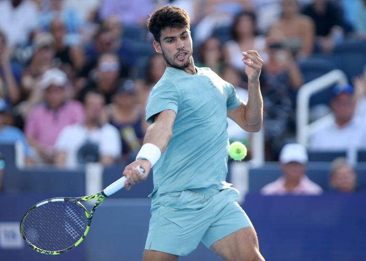 MASON (United States), 17/08/2025.- Carlos Alcaraz of Spain in action against Alexander Zverev of Germany during the semi-final round of the Cincinnati Open tennis tournament in Mason, Ohio, USA, 16 August 2025. (Tenis, Alemania, España) EFE/EPA/MARK LYONS