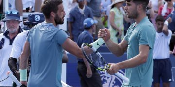 Alcaraz se complica pero avanza en Cincinnati