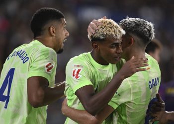 Barcelona remonta ante el Levante
