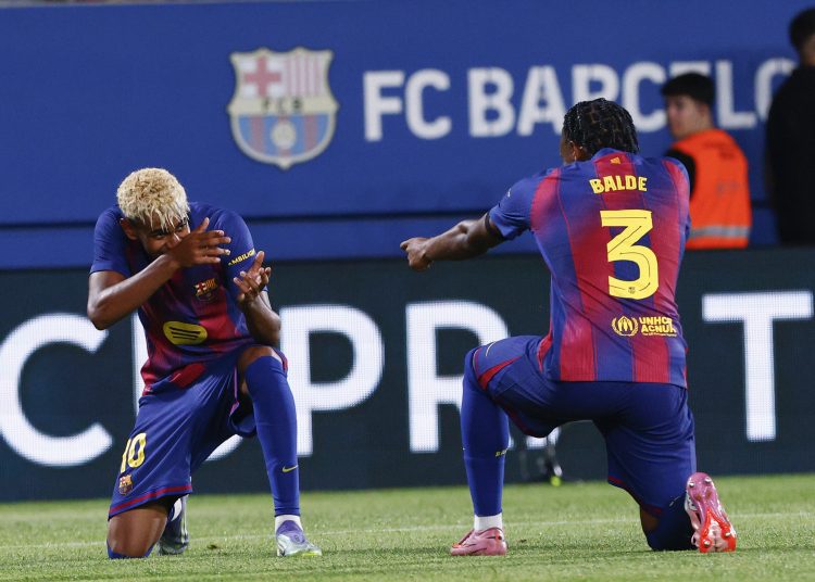 SANT JOAN DESPI (BARCELONA), 10/08/2025.- El delantero del FC Barcelona Lamine Yamal (i) celebra su gol con Alejandro Balde, durante el encuentro correspondiente a la 60.ª edición del Trofeo Joan Gamper que FC Barcelona y Como 1907 juegan este domingo en el estadio Johan Cruyff de la localidad barcelonesa de Sant Joan Despi. EFE/Quique García