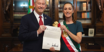 Ronald Johnson felicita a Sheinbaum por la extradición de 26 delincuentes