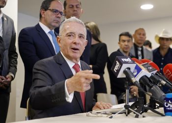 Expresidente Uribe hace mitin electoral en su primer acto público tras quedar en libertad
