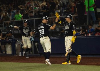 Sultanes de Monterrey celebrando su victoria contra Algodoneros de Unión Laguna. El equipo avanzó a la Serie de Campeonato de la Zona Norte en los playoffs de la LMB.