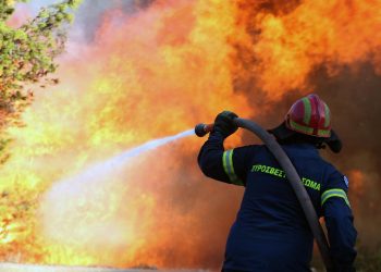 Un incendio se expande cerca de Olimpia en Grecia, al tiempo que se controla el de Atenas