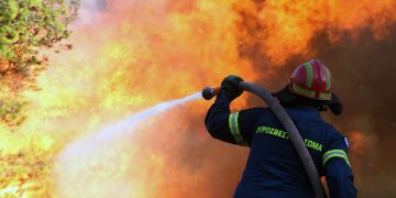 Un incendio se expande cerca de Olimpia en Grecia, al tiempo que se controla el de Atenas