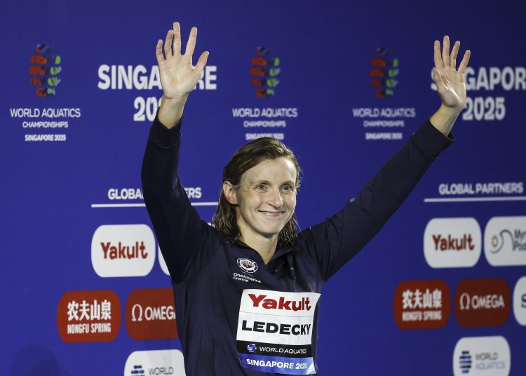 SINGAPORE (Singapore), 02/08/2025.- Gold Medalist Katie Ledecky of USA celebrates on the podium after winning the Women's 800m Freestyle Final at the World Aquatics Championships Singapore 2025 in Singapore, 02 August 2025. (800 metros, Singapur) EFE/EPA/RUNGROJ YONGRIT