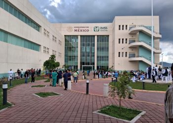 Gatilleros vestidos de médicos irrumpen en el Hospital General de Culiacán y rematan a un paciente