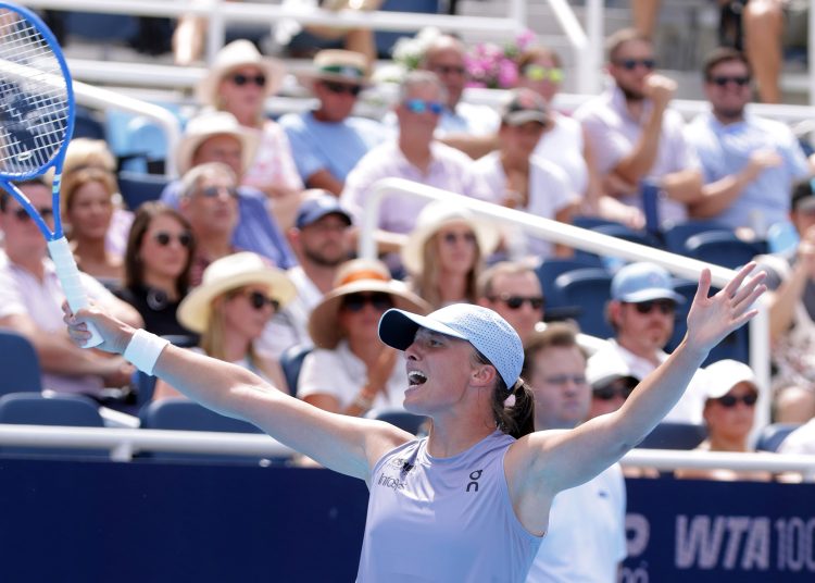 MASON (United States), 17/08/2025.- Iga Swiatek of Poland celebrates her win in the semi-final match against Elena Rybakina of Kazakhstan at the Cincinnati Open tennis tournament in Mason, Ohio, USA, 17 August 2025. (Tenis, Kazajstán, Polonia) EFE/EPA/MARK LYONS