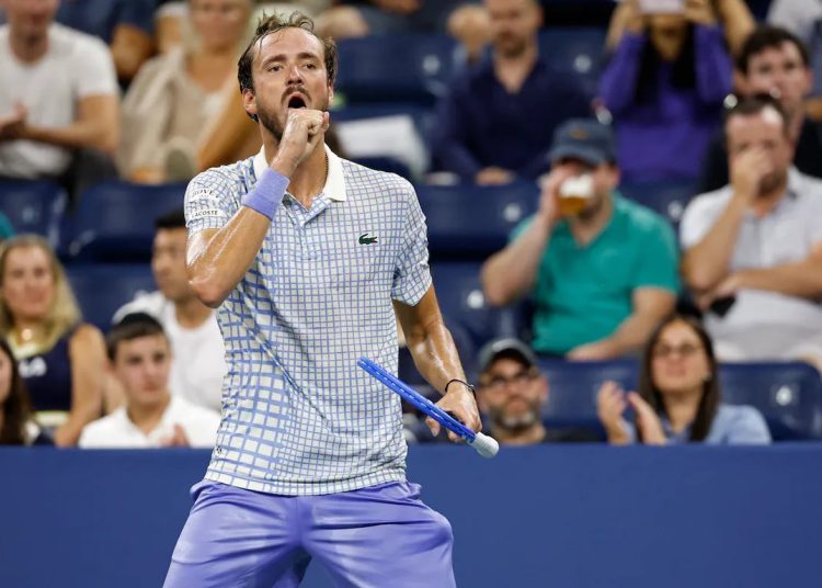 Medvedev, multado con 42.500 dólares por su conducta en el Abierto de EE.UU.