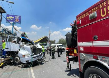 Vehículo pesado impacta contra poste de luz en la GAM; pareja y bebé se salvan