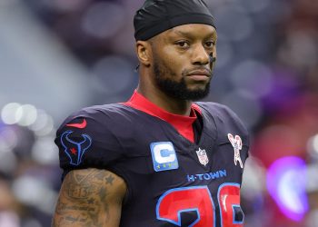 El corredor de los Houston Texans, Joe Mixon, durante un partido. Mixon se perderá el inicio de la temporada NFL por una lesión de tobillo, siendo reemplazado por Nick Chubb.