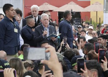 El expresidente Uribe homenajea a  Uribe Turbay en el lugar del atentado