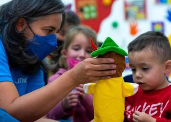 Unicef: Niñas dedican siete horas semanales más a labores de cuidado de niños en A.Latina