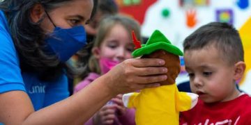 Unicef: Niñas dedican siete horas semanales más a labores de cuidado de niños en A.Latina