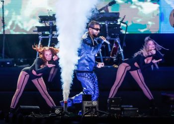 Maluma regaña a fan por llevar a bebé a concierto