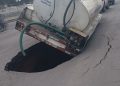 Pipa de agua cae en socavón en la calzada Ignacio Zaragoza