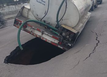 Pipa de agua cae en socavón en la calzada Ignacio Zaragoza
