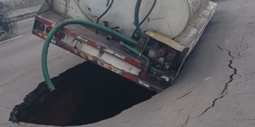 Pipa de agua cae en socavón en la calzada Ignacio Zaragoza