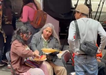 Tamales, música barroca y mariachi en el informe legislativo de Gerardo Fernández Noroña