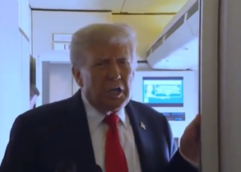 Trump aterriza en Alaska para encuentro histórico con Putin
