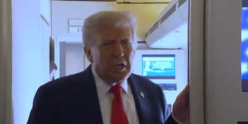 Trump aterriza en Alaska para encuentro histórico con Putin
