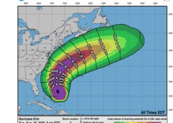 El huracán Erin se debilita, pero amenaza a costas de EU y Canadá