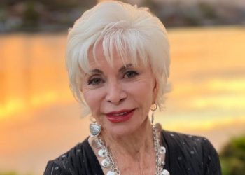 Isabel allende recibe el Icon Award como ícono de cultura en el raizado festival