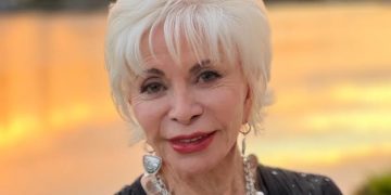 Isabel allende recibe el Icon Award como ícono de cultura en el raizado festival