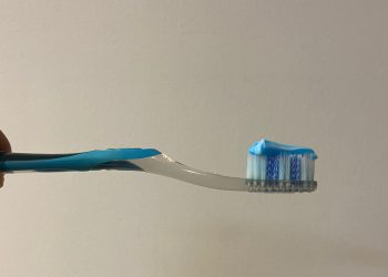Cofepris retira del mercado pasta dental por riesgos a la salud