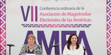 La democracia y los derechos de las mujeres están bajo peligro: Michelle Bachelet