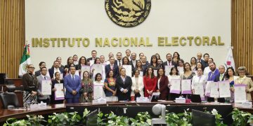 INE acata sentencia del TEPJF y entrega constancias a ganadores de la elección judicial