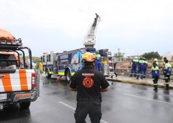Rescatan a cinco por creciente de arroyos en NL
