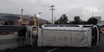 Un muerto y 11 heridos por volcadura en la México- Pachuca