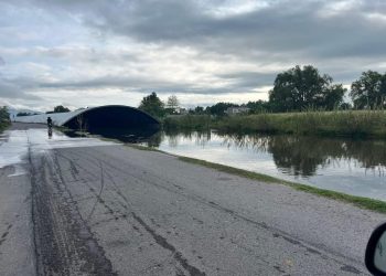 Se desborda canal de aguas negras en Tezontepec de Aldama, Hidalgo
