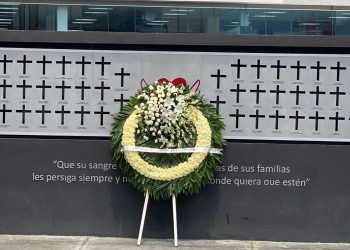 Con arreglo floral, recuerdan a víctimas del Casino Royal