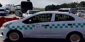 Bloquean la México-Querétaro por secuestro de taxista
