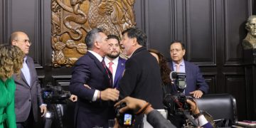 ¡Se armó la bronca! A golpes acabó la Comisión Permanente entre Alito y Noroña