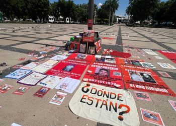 Colocan zapatos en Palacio de Gobierno por más de 3 mil desparecidos en guerra del Cártel de Sinaloa